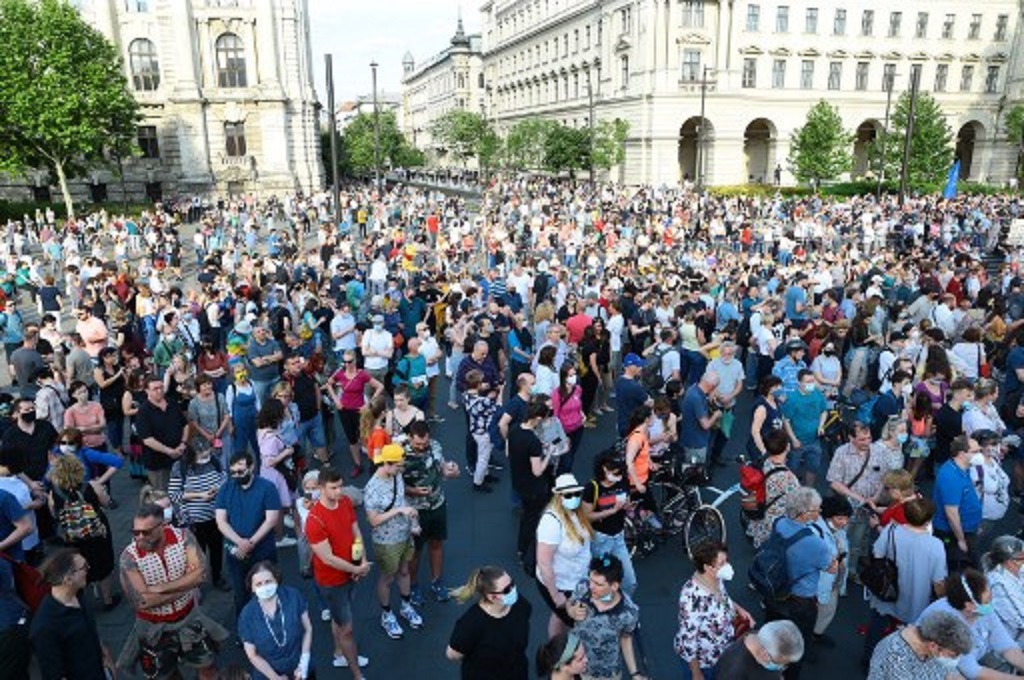 Ribuan demonstran berunjuk rasa menentang pembangunan universitas Tiongkok di Budapest pada Sabtu, 5 Juni 2021. (FERENC ISZA / AFP)