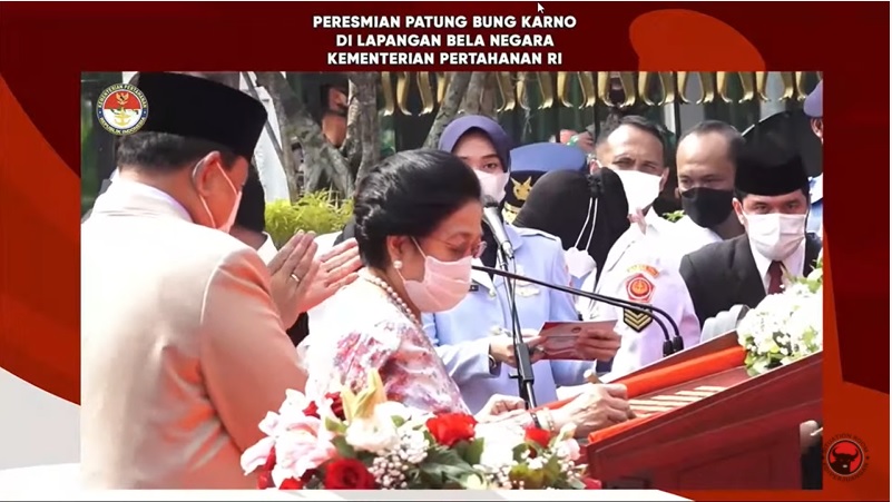 Presiden kelima Indonesia Megawati Soekarnoputri dan Menteri Pertahanan Prabowo Subianto meresmikan patung Bung Karno. Medcom.id/Theofilus Ifan Sucipto 