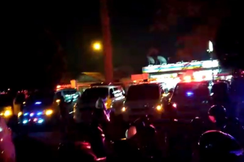  Tangkapan layar rekaman video yang beredar di media sosial yang menunjukkan antrean ambulans di RSUD Al Ihsan di Kabupaten Bandung pada Sabtu malam (5/6/2021. ()