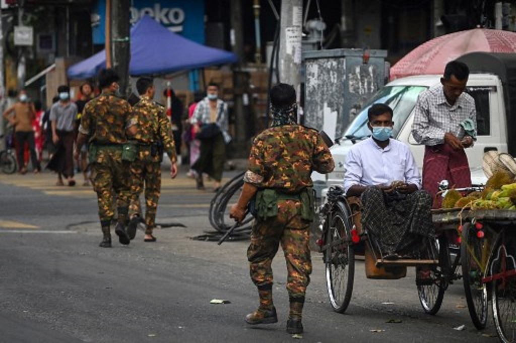 Prajurit Myanmar berpatroli di kota Yangon dalam mencari demonstran anti-kudeta pada 6 Mei 2021. (STR / AFP)