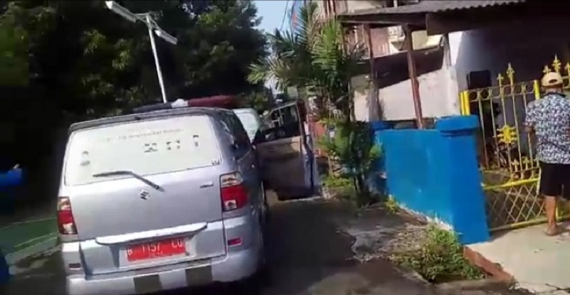 Mobil ambulance menjemput warga terkonfirmasi Positif Covid-19 di wilayah RW06, Kecamatan Kelapa Dua, Kabupaten Tangerang. Medcom.id/Hendrik S