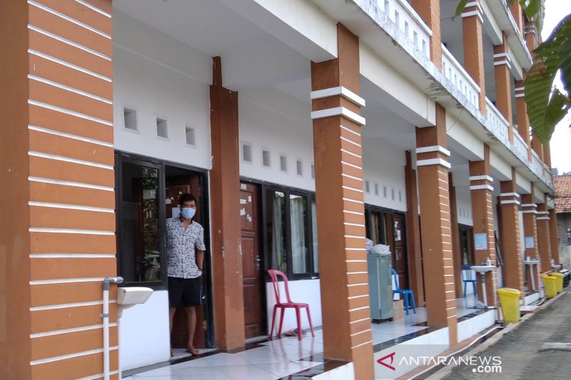  Suasana tempat isolasi penderita COVID-19 dengan gejala ringan di bekas asrama Akbid Pemerintah Kabupaten Kudus, Jawa Tengah. (ANTARA/Akhmad Nazaruddin Lathif)