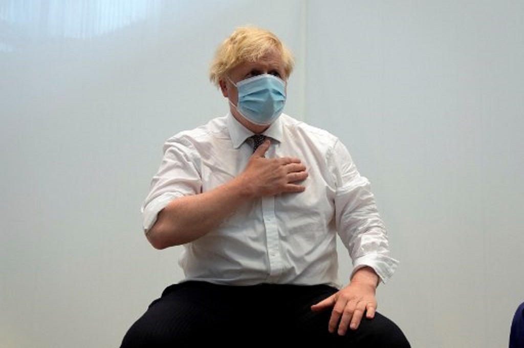 Perdana Menteri Inggris Boris Johnson usai menerima vaksinasi kedua Covid-19 di London pada 3 Juni 2021. (Matt Dunham / POOL / AFP)