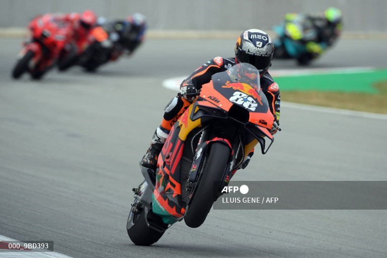 Pembalap Red Bull KTM, Miguel Oliveira, menjadi juara di MotoGP Catalunya (AFP/Lluis Gene)