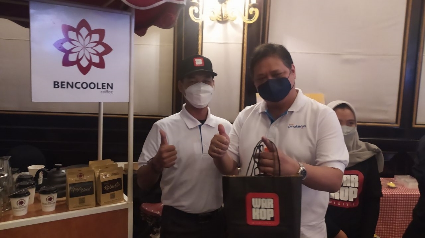 Menko Perekonomian Airlangga Hartanto saat mengunjungi both Warkop Digital