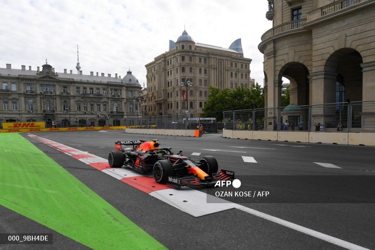 Pembalap Red Bull, Sergio Perez, menjadi juara di GP Azerbaijan (AFP/Ozan Kose)