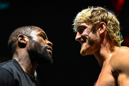 Floyd Mayweather (kiri) dan Logan Paul (kanan). (CHANDAN KHANNA / AFP)