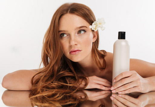 Menggunakan hair spray, krim, serum, dan produk rambut lainnya dapat menyebabkan penumpukan pada kulit kepala, sehingga mengakibatkan kelebihan lemak. (Foto: Ilustrasi. Dok. Freepik.com)