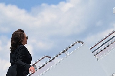 Masalah Teknis, Pesawat Kamala Harris Berputar Balik ke Pangkalan Udara