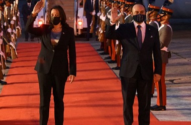 Pesawatnya Sempat Bermasalah, Kamala Harris Mendarat di Guatemala