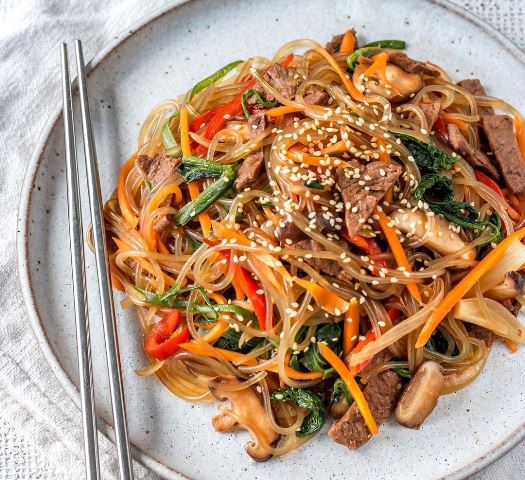 Berikut ini resep japchae khas Korea yang bisa kamu coba di rumah. (Foto: Dok. Instagram Cherie Tu/@thrivingonplants)