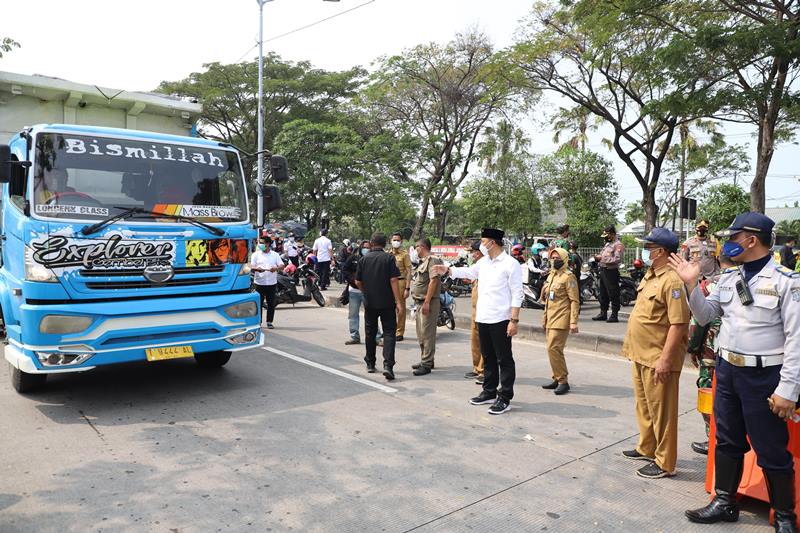 Wali Kota Surabaya Eri Cahyadi saat meninjau penyekatan di kaki Jembatan Suramadu sisi Surabaya, Senin, 7 Juni 2021.(dok: Humas Pemkot Surabaya) 