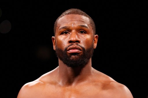 Gagal Bikin KO Logan Paul, Mayweather Tetap Bersenang-senang