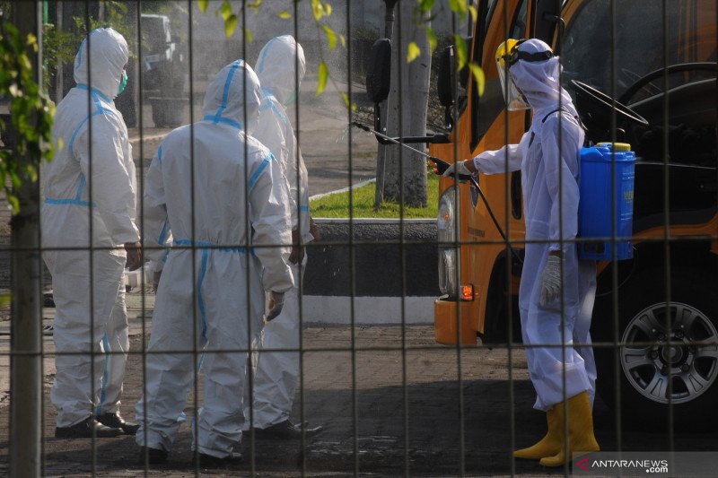  Petugas menyemprotkan disinfektan ke pengemudi kendaraan pengangkut pasien COVID-19 yang hendak memasuki kompleks Asrama Haji Donohudan, Ngemplak, Boyolali, Jawa Tengah, Senin (7/6/2021). ANTARA FOTO/Aloysius Jarot Nugroho/rwa.