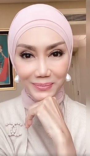Menurut Okky, ia jadi merasa lebih kekinian, energik dan lebih 'muda' saat mengenakan dan berpenampilan dengan pashmina. (Foto: Dok. Instagram/@okkyasokawatireal)