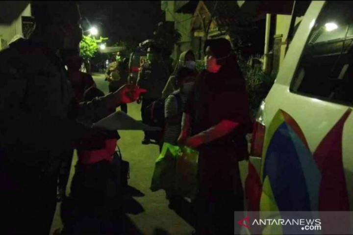 Ada Klaster Pernikahan, Perumahan di Bekasi di <i>Lockdown</i>