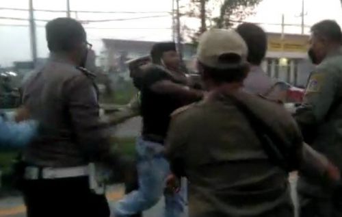 <i>Ngeyel!</i> Tolak Swab, Seorang Pria Tantang Petugas Penyekatan Suramadu