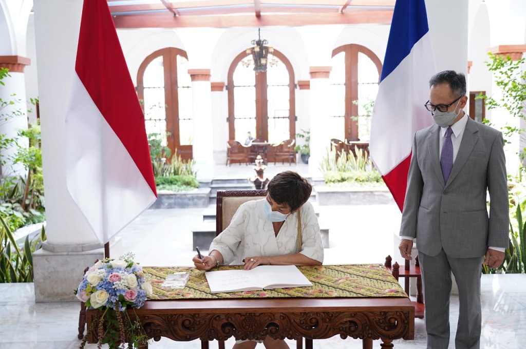 Wamenlu RI Mahendra Siregar (kanan) menyaksikan Menteri Kelautan Prancis Annick Girardin yang menandatangani tiga kesepakatan di Jakarta pada Selasa, 8 Juni 2021. (Kemenlu RI)