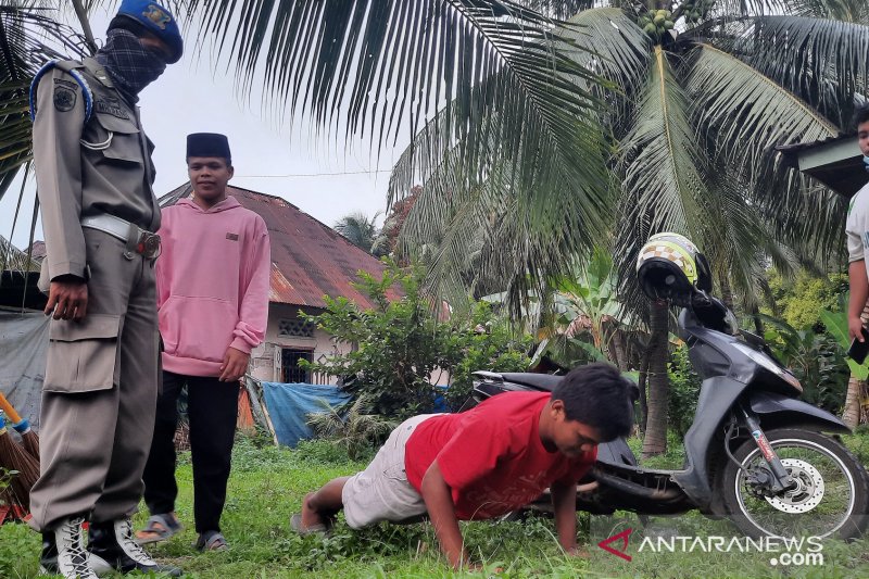 Salah seorang pelanggar Prokes yang terjaring razia Satpol PP dan Damkar Pariaman, Sumbar tengah menjalankan hukuman push-up. (Antarasumbar/Aadiaat M. S. )