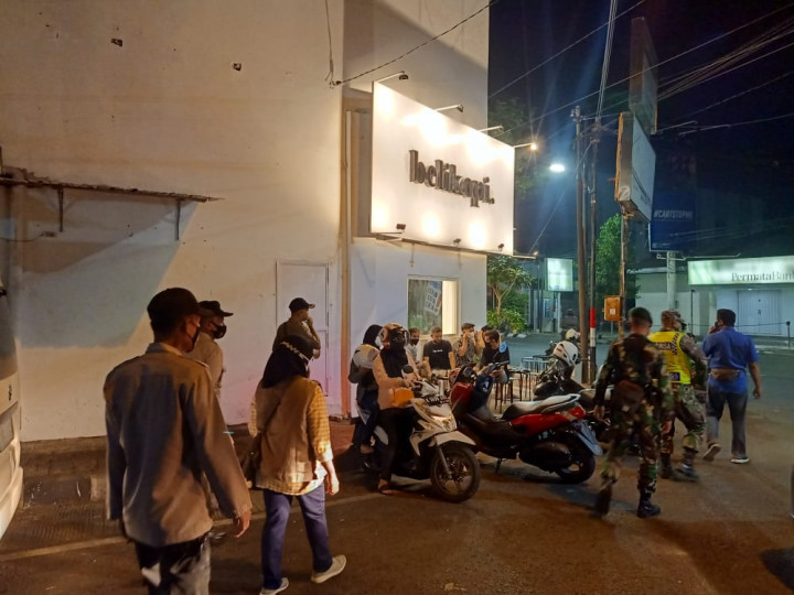 Membuat Kerumunan, Polisi Bubarkan Warga Kudus yang Makan di Kafe