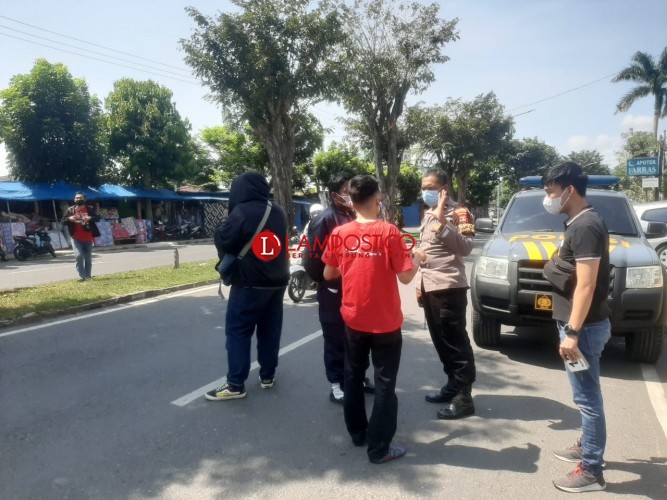 Anggota Polreta Bandar Lampung bersama Inafis di Tempat Kejadian Perkara (TKP) untuk mengumpulkan infomasi dan keterangan terkait penambakan terhadap anggota TNI dan istri. Lampost.co/Salda Andala