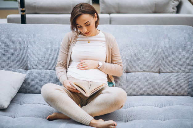 Paling umum membacakan buku untuk bayi sekitar satu atau dua buku per harinya. (Foto: Freepik)