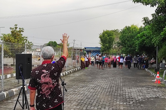 Gubernur Jawa Tengah Ganjar Pranowo menyapa warga sedang isolasi di Asrama Haji Donohudan, Rabu, 9 Juni 2021. MI/ Widjajadi