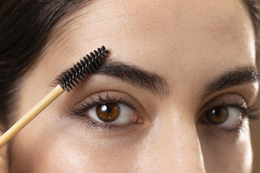 Kamu bisa menggunakan eyeshadow coklat tua untuk mengisi alis. (Foto: Ilustrasi. Dok. Freepik.com)