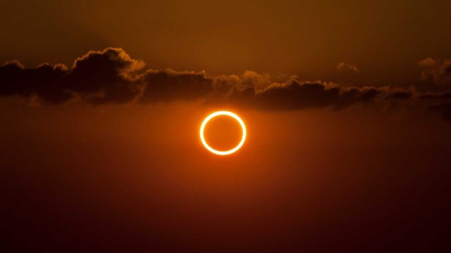 Intip kecantikan gerhana matahari cincin di link ini. (Foto: Travelandleisure.com)