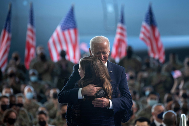 Momen Joe Biden Tiba di Inggris dalam Kunjungan Resmi Perdana ke Luar Negeri