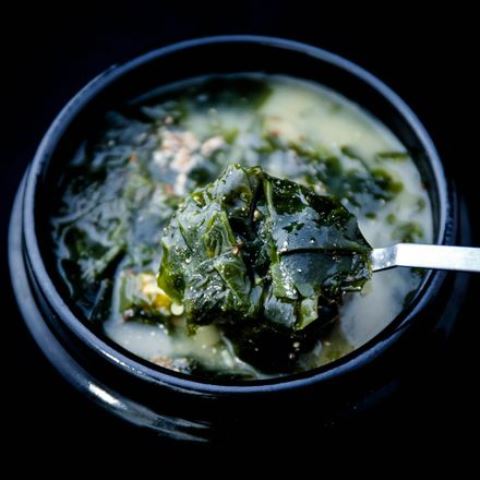 Cara Buat Sup Rumput Laut yang Hangat di Perut