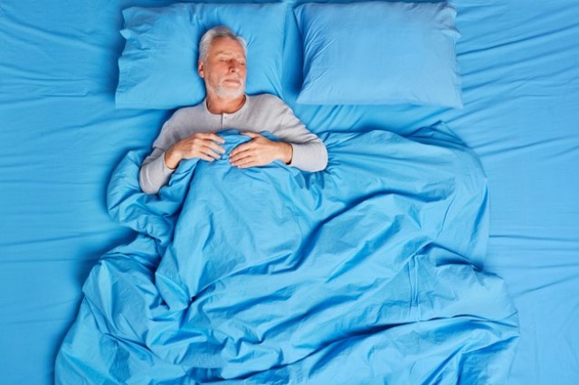 Ada beberapa cara agar lansia dengan prostat bisa tidur nyenyak. (Foto: Ilustrasi/Freepik.com)