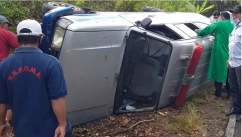 Petugas mengevakuasi penumpang dan vaksin yang berada di dalam ambulans yang terguling (Foto / Metro TV)