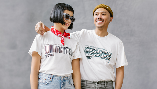 Salah satu desain unik dari seri ini adalah hoodies dan kaos dengan barcode dari produk terlaris IKEA, yaitu rak buku BILLY. (Foto: Dok. IKEA)