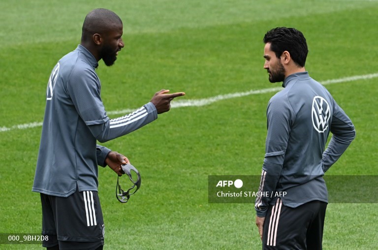 Pemain Jerman, Ilkay Guendogan (kanan) berbicara dengan Antonio Ruediger (AFP/Christof Stache)