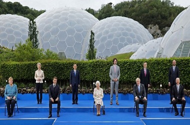 Ratu Elizabeth II Bergurau dalam Sesi Foto Bersama KTT G7