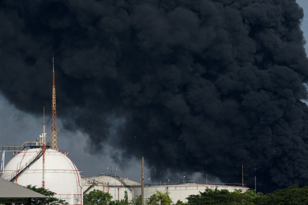 Kepulan Asap Hitam Pekat Muncul dari Tangki Kilang T39 Pertamina Cilacap