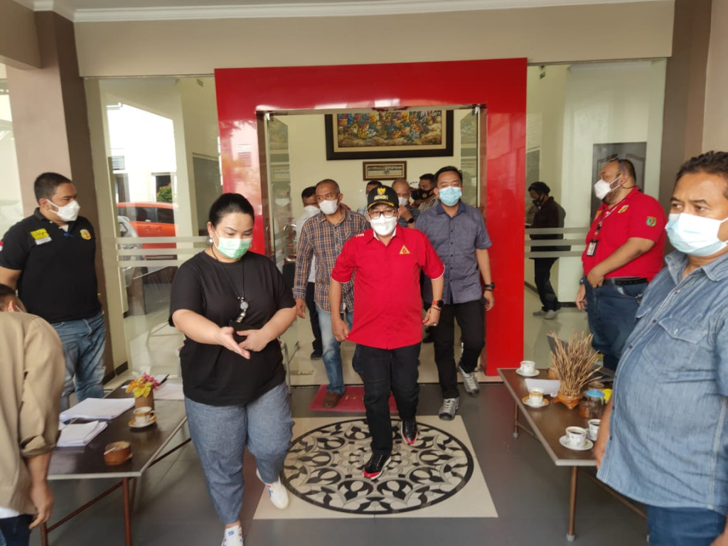 Wali Kota Malang, Sutiaji, menggelar inspeksi mendadak (sidak) ke Balai Latihan Kerja Luar Negeri PT Central Karya Semesta (CKS) di Jalan Raya Rajasa, Bumiayu, Kedungkandang, Kota Malang, Jawa Timur, Sabtu 12 Juni 2021.  Medcom.id/Daviq Umar Al Faruq