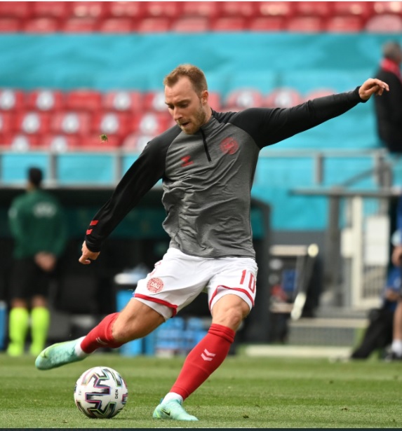 Gelandang Timnas Denmark, Christian Eriksen saat melakukan pemanasan jelang laga melawan Finlandia (Foto: @EURO2020)