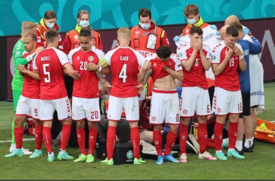 Para pemain Denmark membentuk lingkaran mengelilingi Eriksen yang sedang mendapatkan perawatan medis usai kolaps (Foto: Twitter)