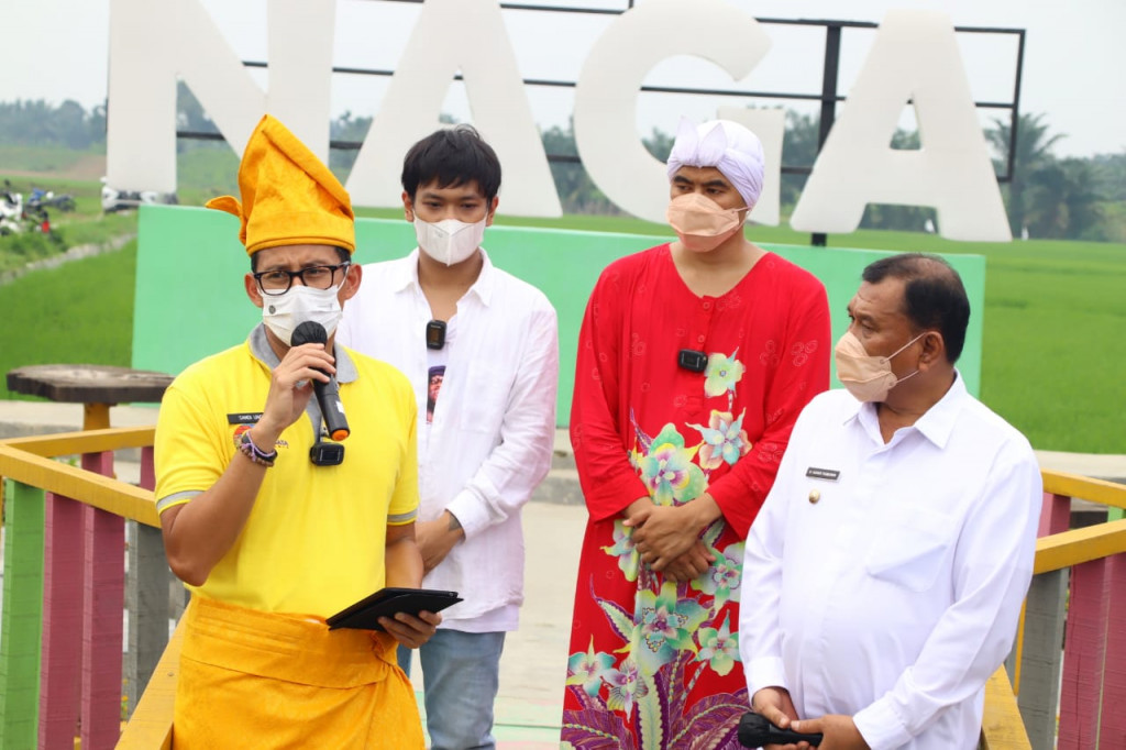 Menteri Pariwisata dan Ekonomi Kreatif Sandiaga Salahuddin Uno memaparkan keunikan Wisata Pasar Paloh Naga. Foto : Kemenparekraf.