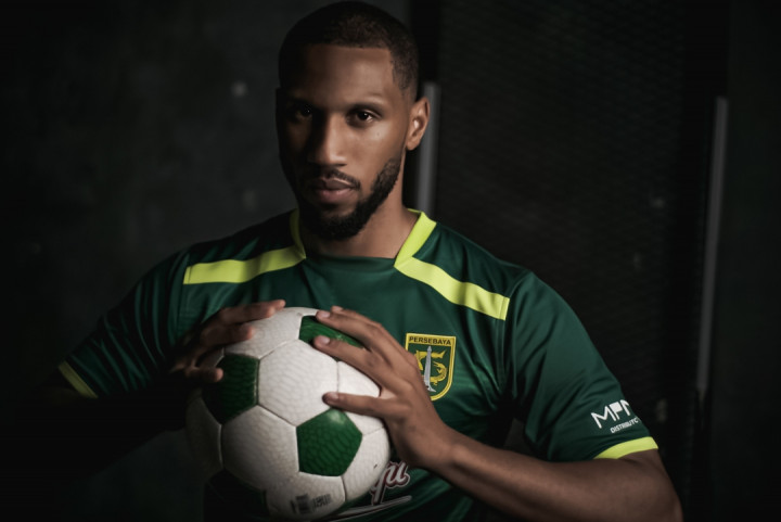 Resmi Berseragam Persebaya, Ini Profil Alie Sesay Mantan Bek Leicester City