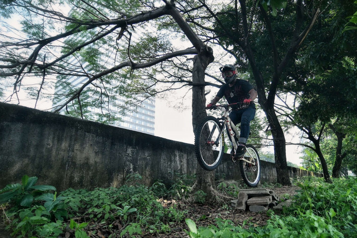 Foto: Bermain Sepeda Gunung di Lahan Kosong Ibu Kota
