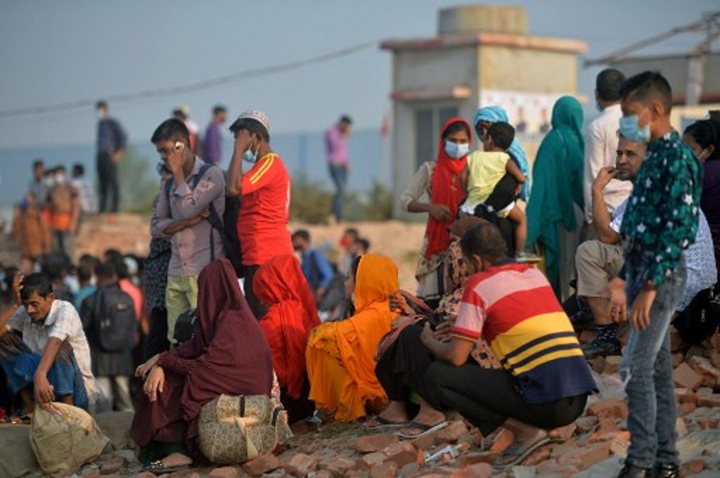 Warga menunggu kedatangan kapal feri di Munshiganj, Bangladesh pada 9 Mei 2021. (Munir Uz zaman / AFP)
