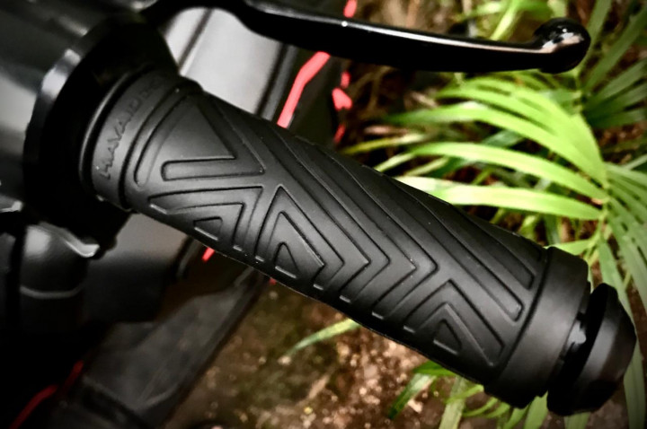 Hayaidesu Produksi Handgrip Berbahan Soft Compound