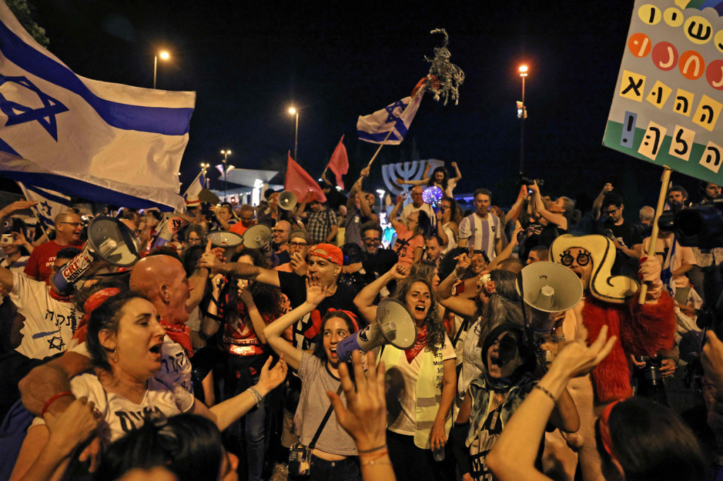 Foto: Warga Israel Rayakan Kemenangan PM Naftali Bennett