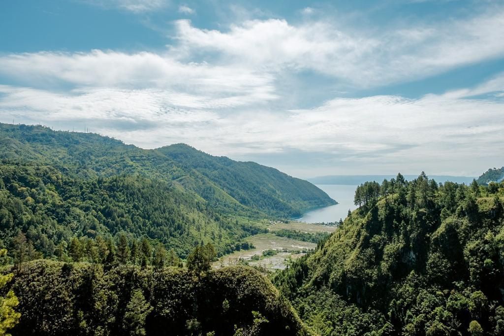 Salah satu tempat untuk menikmati keindahan Danau Toba, Adian Nalambok. (Foto: Kemenparekraf)