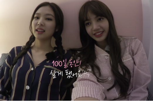 Jennie dan LIsa mengenakan piyama dalam reality show BLACKPINK House. (Foto: Dok. Youtube/BLACKPINK)