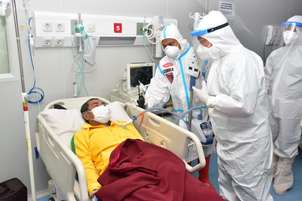 Pasien covid-19 di Wisma Atlet, Kemayoran, Jakarta, ditengok Kapolda Metro Jaya Irjen Fadil Imran, Senin, 17 Mei 2021. Foto: Istimewa