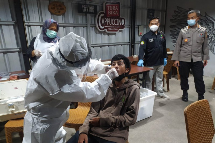 Langgar PPKM, Pengunjung Kafe di Pontianak Dites Swab